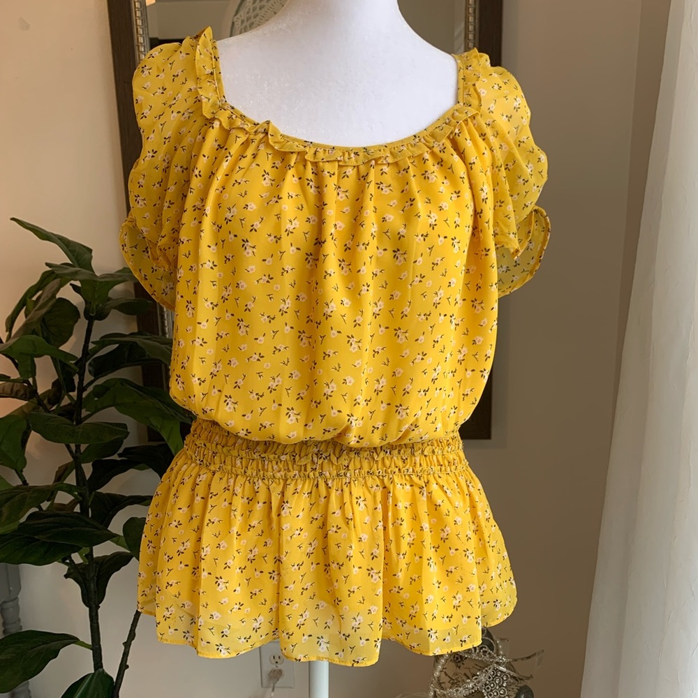 Cute yellow floral blouse.  Sz large, but fits  more like a medium.